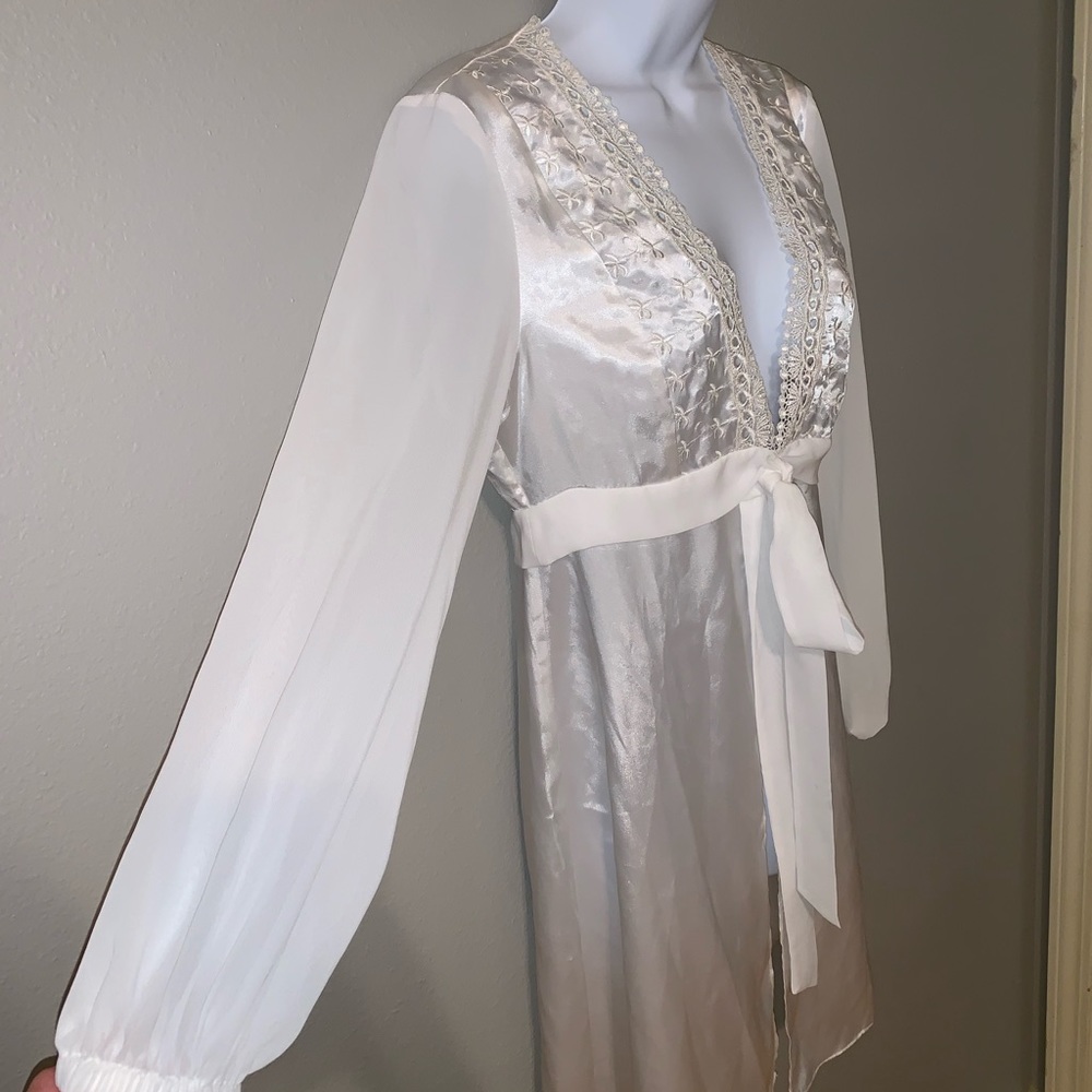 Ivory Robe Satin Small - Picture 4 of 5